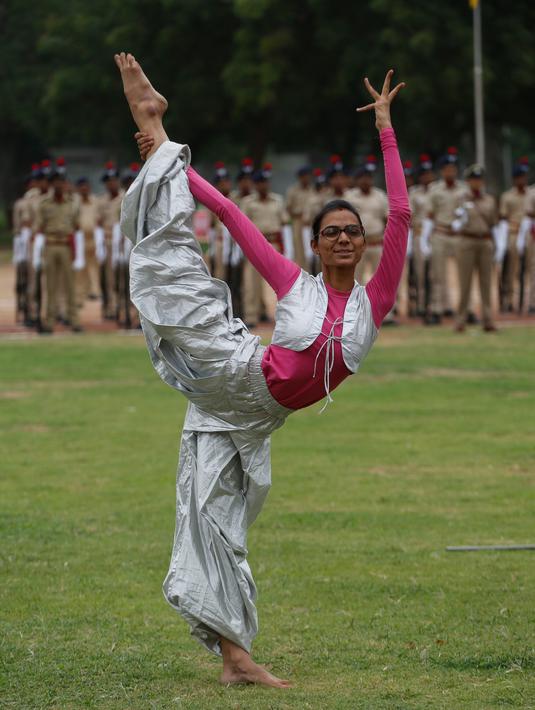 Seorang wanita India melakukan yoga selama perayaan hari Kemerdekaan di Ahmadabad, India, (15/8). India merdeka dari kolonialis Inggris pada tahun 1947. (AP Photo / Ajit Solanki)