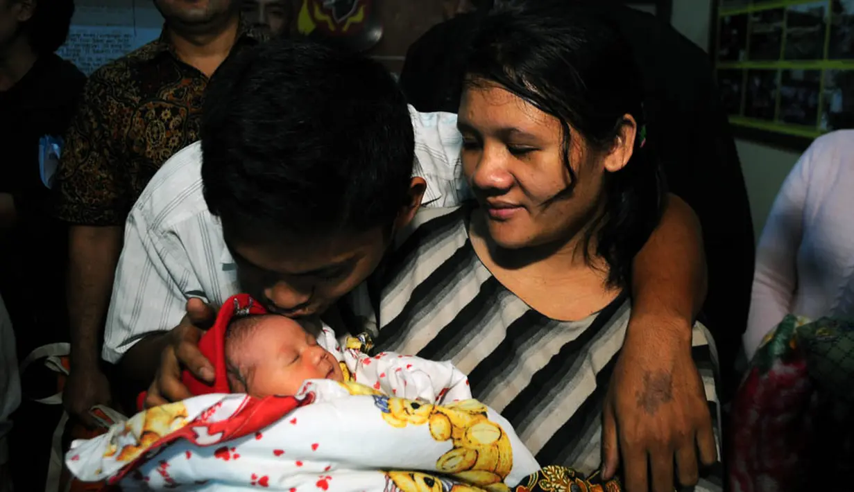  Bayi pasangan Toni Manurung dan Lasmaria Boru Manulang dipertemukan dengan bayinya yang diculik pada Jumat (29/03/14) di Polsek Sukajadi, Bandung, Jawa Barat (ANTARA FOTO/Novrian Arbi)