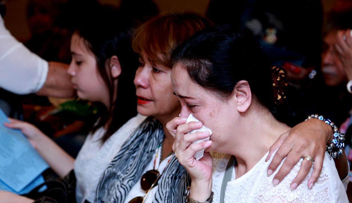 Tangis Roweina Umboh Antarkan James Sahertian Menjadi Abu Photo Fimela Com