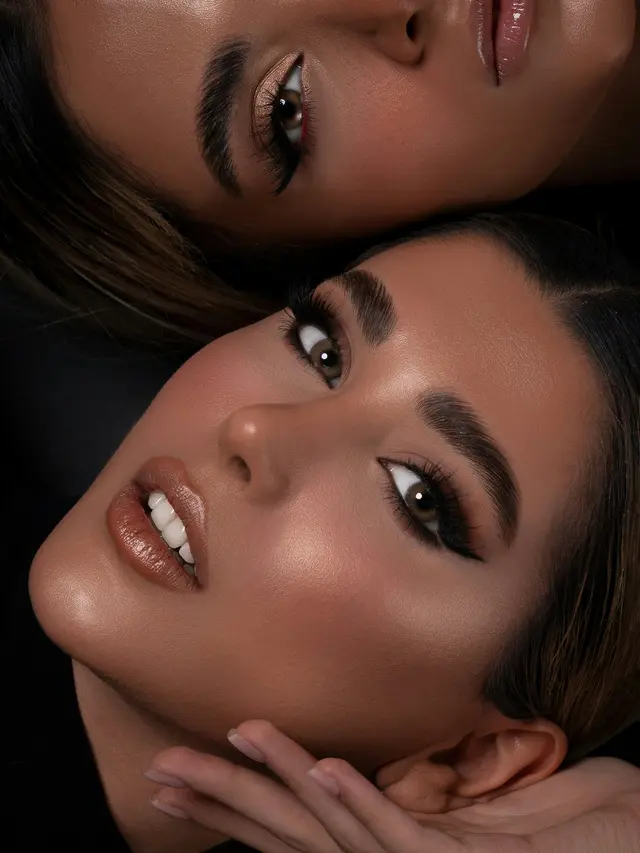 Ilustrasi tampilan frosted lips yang dipadukan dengan smokey eyes untuk riasan dramatis.