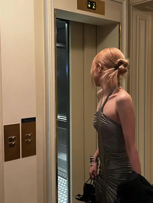 Dia terlihat elegan mengenakan halter dress abu-abu dari koleksi YSL Fall 2022 ready-to-wear. (Instagram/roses_are_rosie).