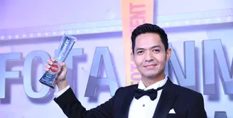 Ajang penghargaan Infotainment Awards 2017 juga memperebutkan sosok ayah sibuk yang masih sempat memiliki banyak waktu bersama dengan buah hatinya. Memantau perkembangan buah hatinya.(Adrian Putra/Bintang.com)