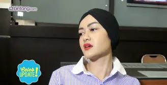 Rabu, (8/2) Julia Perez terlihat lemas saat hadir di Polres Metro Jakarta Selatan. 