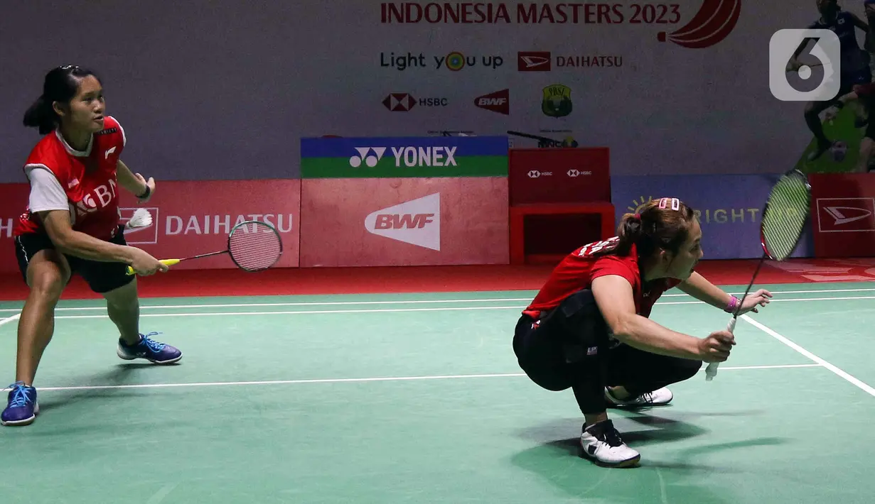 Pebulu tangkis ganda putri Indonesia Lanny Tia Mayasari/Ribka Sugiarto saat bertanding melawan ganda putri India Tanisha Crasto/Ashwini pada babak 16 besar Daihatsu Indonesia Masters 2023 di Istora Senayan, Jakarta, Kamis (26/1/2023). Pasangan Lanny/Ribka terhenti di babak 16 besar Indonesia Masters 2023 dengan skor 19-21, 21-18, dan 23-21. (Liputan6.com/Herman Zakharia)