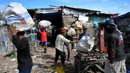 "Pengelolaan sampah merupakan persoalan kompleks. Bila ada sumbangan pemikiran yang bagus akan kami maksimalkan demi terciptanya tata kelola sampah yang sistematis dan baik," kata Kadek Agus saat menerima kunjungan Pemimpin Konsultan Peningkatan Peran Aktif Masyarakat (PPAM) Bali Gede Suarja bersama tim di Denpasar, Jumat. (SONNY TUMBELAKA/AFP)