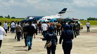 Kapolda Jambi Irjen Rusdi Hartono beserta ajudannya dibawa menuju Jakarta menggunakan Pesawat Hawker 800 XPI. (Ist)