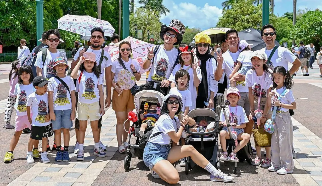 Tidak hanya keluarga Surya Insomnia, tapi juga bersama beberapa keluarga selebriti lain dalam liburan bersama kali ini. "Keluarga @podkesmas kembali liburan bersamaaa.. kali ini ke Hong Kong," tulis Dian Ayulestari membagikan potretnya. [Instagram/tyararenata]