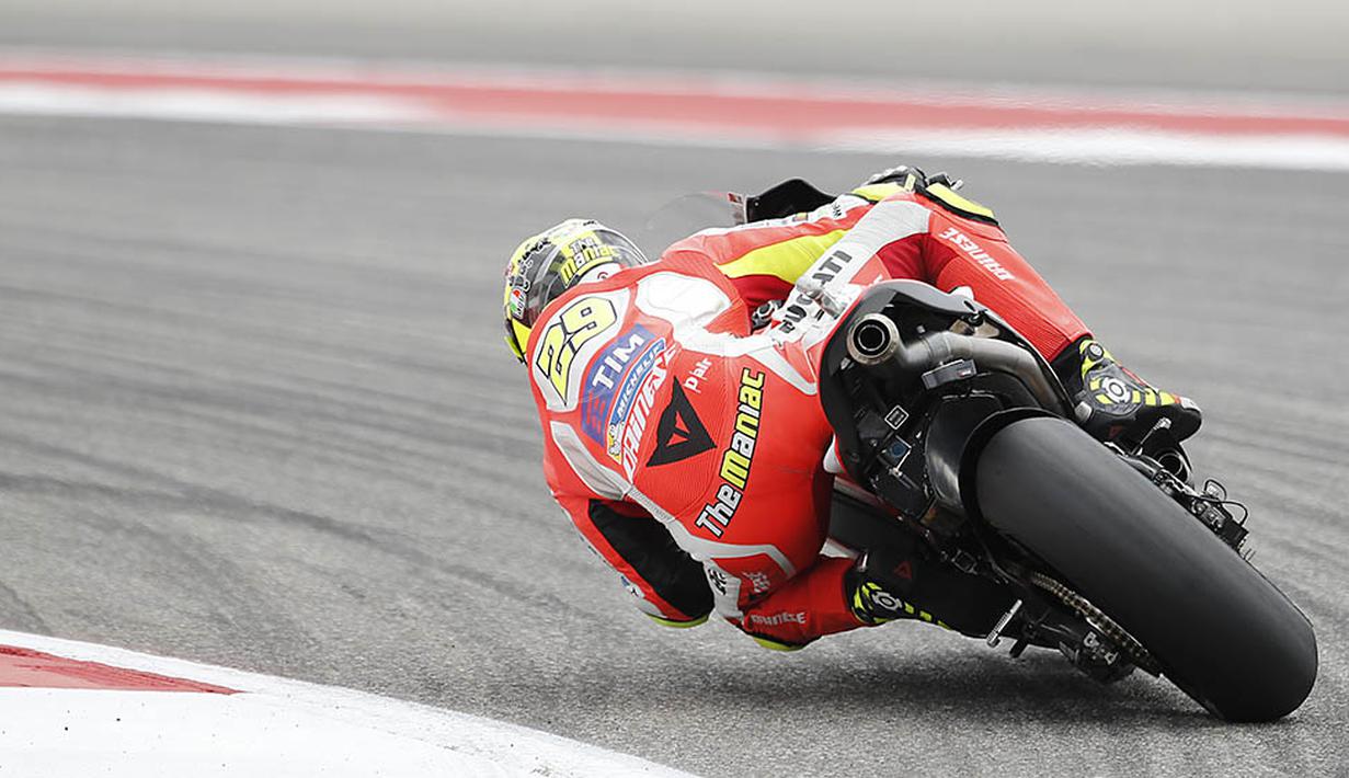 Pebalap Ducati, Andrea Iannone, berada di peringkat ketiga pada MotoGP Austin di Texas, Amerika Serikat, Senin (11/4/2016) dini hari WIB. Pebalap Italia itu terpaut dari 10,947 detik dari Marc Marquez. (AFP/Thomas B. Shea)