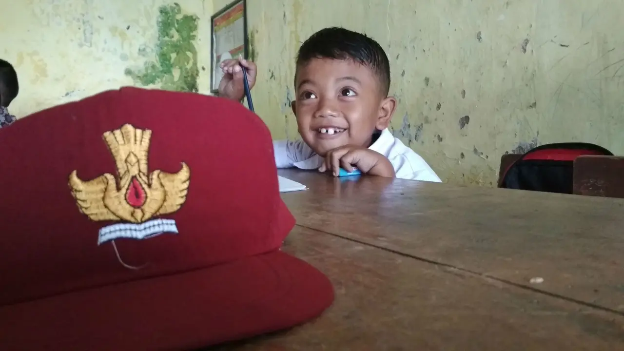 Keikhlasan Guru Jodi Bocah Pemungut Cengkih Menimba Ilmu Berbekal Semangat