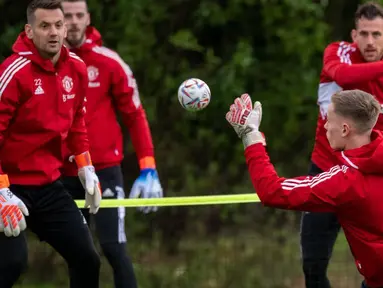 Empat penjaga gawang Manchester United yakni, Nathan Bishop, Tom Heaton, Martin Dubravka dan juga David De Gea menjalani latihan bersama dalam lawatannya ke Spanyol. (Twitter/@ManUtd)
