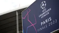 Papan bertuliskan laga final Liga Champions 2022 antara Liverpool melawan Real Madrid yang terpasang di Stade de France, Saint-Denis, pada 24 Mei 2022 waktu setempat. Dalam waktu 48 jam, rumput baru yang ditanam di luar Barcelona, dipasang di Stade de France untuk pertandingan final Liga Champions antara Real Madrid dan Liverpool yang dijadwalkan berlangsung pada 28 Mei 2022. (AFP/Franck Fife)