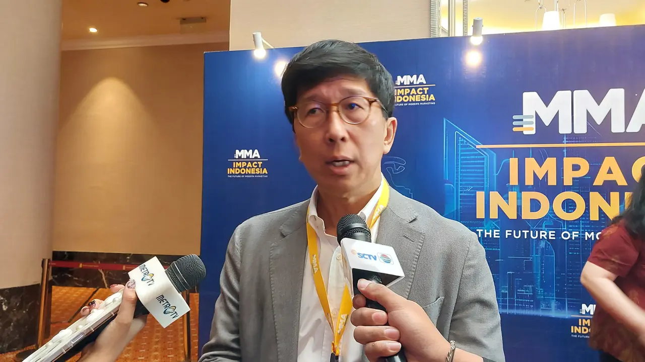 Managing Director PT Elang Mahkota Teknologi Tbk (Emtek), Sutanto Hartono ditunjuk jadi Ketua Dewan MMA Global Indonesia. Penunjukan dilakukan dalam gelaran MMA Impact Indonesia 2024, di Ritz-Carlton Jakarta, Jumat (15/11/2024). (Arief/Liputan6.com)