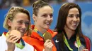 Atlet renang Hungaria, Katinka Hosszú (tengah)  mendapatkan mendali emas dalam 400m renang wanita Olimpiade 2016, Stadium Aquatics, Brasil, (6/8). Wanita dengan julukan 'Iron Lady' mendapat  mendali pertamanya dalam olimpiade. (REUTERS / Stefan Wermuth) 