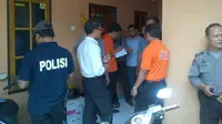 Polisi membongkar sebuah kamar kos, untuk menyelidiki penguburan bayi oleh remaja di Semarang (Liputan6.com/Edhie Prayitno Ige)