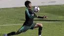 Pemain Portugal, Joao Felix, mengontrol bola saat latihan jelang laga kualifikasi Piala Eropa di Lisbon, Selasa (19/3). Portugal akan berhadapan dengan Ukraina. (AP/Armando Franca)