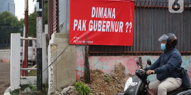 Poster Protes Warga Hiasi Pembangunan Flyover Tanjung Barat