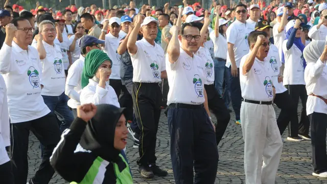 Wakil Presiden RI Jusuf Kalla (JK) beserta jajaran direksi BPJS Kesehatan, dan belasan ribu peserta JKN-KIS senam bersama pada Minggu, 29 Juli 2018 di Lapangan Monas, Jakarta. ( Foto: Humas BPJS Kesehatan)