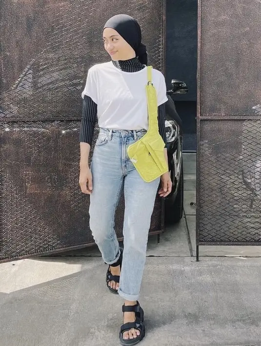<p>Oversize kaos putih dipadukan manset bergaris seperti Ayudia ini. Cukup padukan dengan celana denim dan kerudung hitam. credit: (@ayudiac)</p>