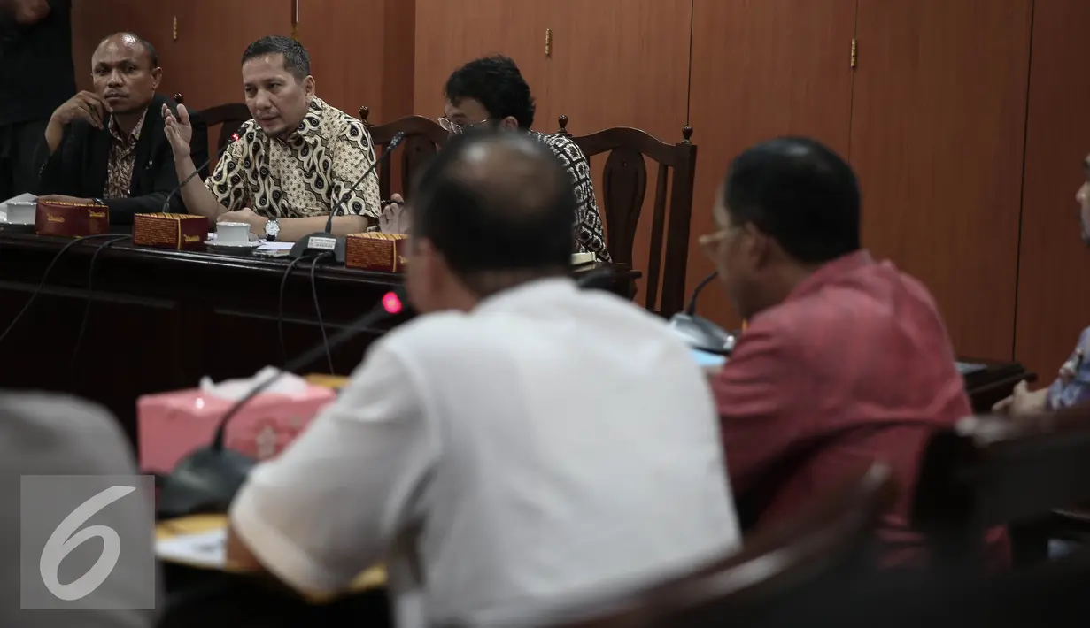 Suasana pertemuan antara Bupati Tangerang, Ahmed Zaki Iskandar dengan Ombudsman Republik Indonesia (ORI) terkait rencana penggusuran Kampung Nelayan Dadap, Jakarta, Jumat (20/5). (Liputan6.com/Faizal Fanani)