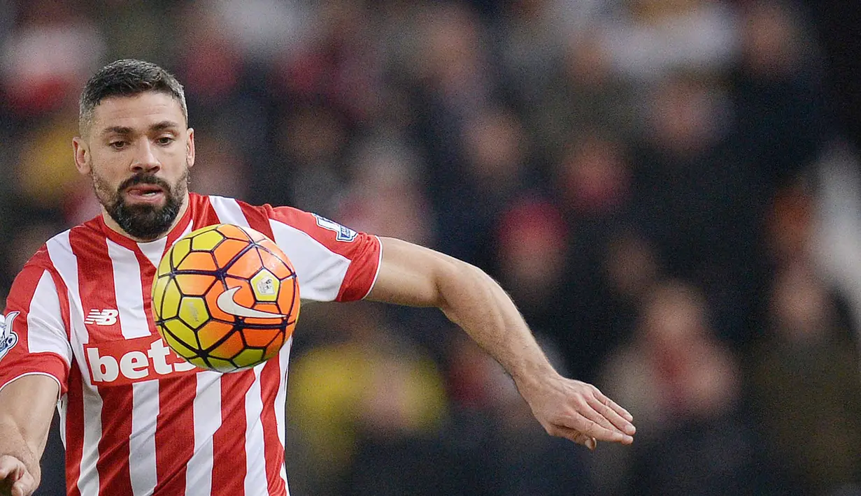 Pemain Stoke City, Jonathan Walters mencetak satu gol saat timnya mengatasi tuan rumah Watford  2-1 pada liga Inggris pekan ke-31 di Stadion Vicarage Road, Sabtu (19/3/2016). (AFP/Oli Scarff)