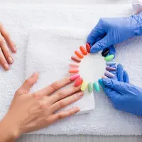 ilustrasi cara menggunakan kuku palsu/LightField Studios/shutterstock