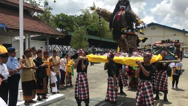 Bupati Kabupaten Jayapura, Mathius Awoitauw melepas Pawai Ogoh-ogoh.