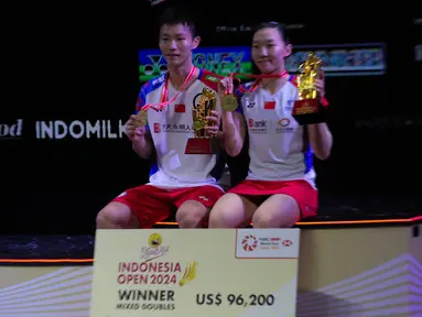 Ganda campuran China, Jiang Zhen Bang/Wei Ya Xin menjadi juara di Indonesia Open 2024. Mereka mengalahkan seniornya berperingkat satu dunia, sekaligus juara bertahan Zheng Si Wei/Huang Ya Qiong dengan 21-11, 21-14 dalam All Chinese Final di Istora Senayan, Jakarta, Minggu (9/6/2024). Hasil ini menjadi tonggak sejarah bagi pasangan Jiang Zhen Bang/Wei Ya Xin yang baru pertama kali menjuarai turnamen BWF Super-1000. (Bola.com/Syahkist Afi Daib)