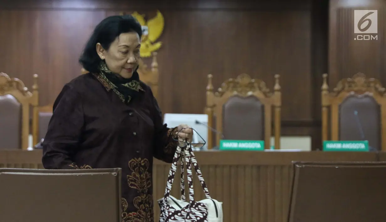 Mantan Sekjen Kemendagri, Diah Anggraeni saat jeda menjadi saksi pada sidang lanjutan dugaan korupsi e-KTP dengan terdakwa Markus Nari di Pengadilan Tipikor, Jakarta, Rabu (11/9/2019). Sidang mendengar keterangan saksi-saksi, salah satunya Diah Anggraeni. (Liputan6.com/Helmi Fithriansyah)