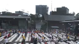 Sejumlah warga dari etnis Tionghoa memberikan sesaji dan persembahan untuk arwah leluhur dan keluarga mereka yang sudah meninggal di Medan, Sumatera Utara (5/9). Acara ini adalah tradisi perayaan dalam kebudayaan Tionghoa. (AP Photo/Binsar Bakkara)