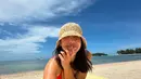Enggak lupa, karena suasana pantai yang cukup sepi dan nyaman. Pevita terlihat berjemur di bawah terik sinar matahari. Banyak netizen pun memberikan berbagai tanggapan dengan potret yang diunggahnya tersebut di media sosial Instagram pribadinya. (Liputan6.com/IG/@pevpearce)