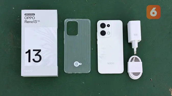 <p>Kelengkapan isi boks Oppo Reno13 5G. (Liputan6.com/ Yuslianson)</p>