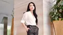 Dalam sebuah kesempatan, Sandra Dewi tampil mewah dan glamor. Ia mengenakan busana bernuansa monochrome. (Foto: instagram.com/sandradewi88)