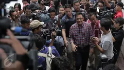 Sejumlah awak media saat bertanya ke Cawagub DKI Jakarta Djarot Saiful Hidayat saat tiba di Reskrimum Polda Metro Jaya, Jakarta, Senin (21/11). Djarot diperiksa sebagai saksi atas kasus penolakan kampanye di Kembangan Utara. (Liputan6.com/Gempur M Surya)