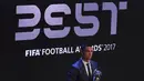 Bintang Real Madrid, Cristiano Ronaldo, pose bersama trofi pemain terbaik FIFA 2017 di London, Senin (23/10/2017) Ronaldo berhasil mengalahkan Lionel Messi dan Neymar yang juga menjadi nominasi. (AFP/Ben Stansall)
