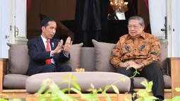 Presiden Joko Widodo berbincang dengan Presiden RI ke-6 Susilo Bambang Yudhoyono di Istana Merdeka, Jakarta,  Jumat (27/10). Pertemuan membahas berbagai hal, seperti situasi politik dan ekonomi Indonesia. (Laily Rachev / Biro Pers Setpres)