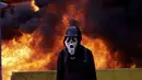 Demonstran anti-pemerintah di Venezuela mengenakan topeng hantu saat menggelar aksi di Caracas, Venezuela, Sabtu (26/5). Memasuki hari ke-56, aksi demonstrasi anti-pemerintah tersebut telah memakan korban jiwa 47 orang. (AP Photo)  