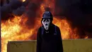 Demonstran anti-pemerintah di Venezuela mengenakan topeng hantu saat menggelar aksi di Caracas, Venezuela, Sabtu (26/5). Memasuki hari ke-56, aksi demonstrasi anti-pemerintah tersebut telah memakan korban jiwa 47 orang. (AP Photo)  