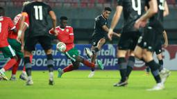Pemain Timnas Indonesia, Ricky Kambuaya (tengah) melepaskan tendangan ke gawang Burundi pada laga kedua persahabatan FIFA Matchday di Stadion Patriot Candrabhaga, Bekasi, Selasa (28/3/2023) malam WIB. (Bola.com/M Iqbal Ichsan)