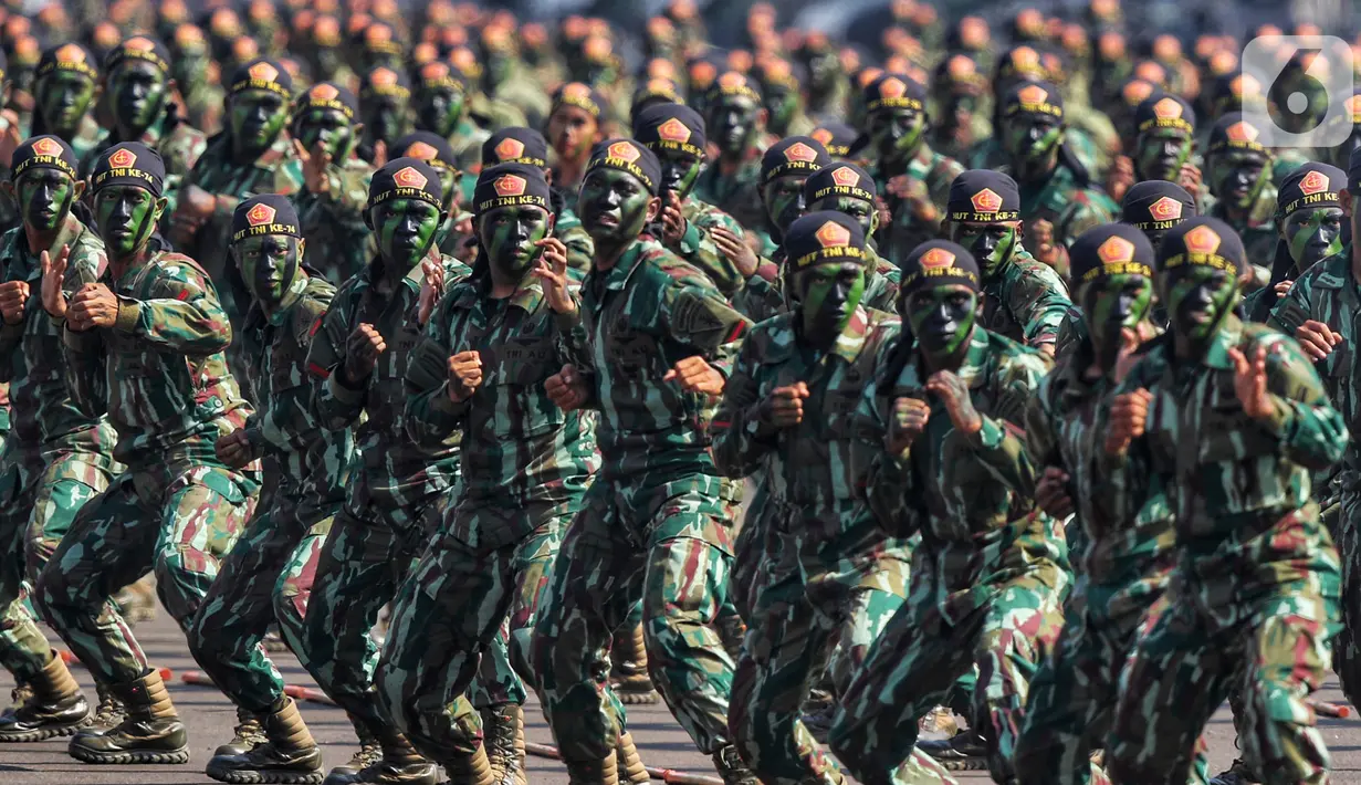 Atraksi bela diri prajurit TNI pada perayaan HUT ke-74 TNI di Taxy Way Echo Lanud Halim Perdanakusuma, Jakarta Timur, Sabtu (5/10/2019). HUT ke-74 TNI dihadiri oleh Presiden Joko Widodo atau Jokowi yang bertindak sebagai insprektur upacara. (Liputan6.com/JohanTallo)