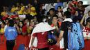 Tunggal putra Indonesia, Anthony Ginting, menyapa penonton pada laga semifinal Indonesia Masters 2018 di Istora Senayan, Sabtu (27/1/2018). Anthony Ginting menang 21-16, 13-21, dan 21-12. (Bola.com/M Iqbal Ichsan)
