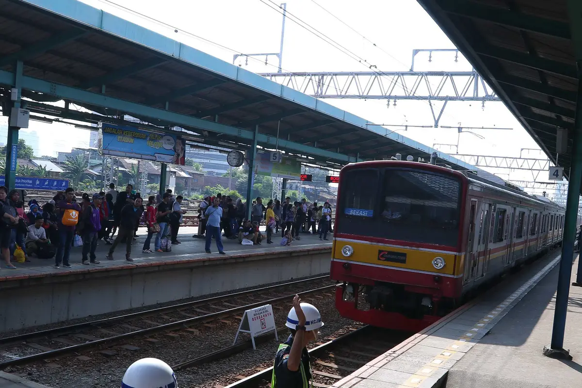 Berbuka Puasa di KRL Jabodetabek