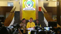 Sekjen Partai Golkar Lodewijk Freidrich Paulus didampingi Ketua DPP Ace Hasan Sadzilly menyampaikan keterangan pers di kantor DPP Partai Golkar, Slipi, Jakarta, Kamis (28/3). Partai Golkar memecat Bowo Sidik Pangarso yang kena operasi tangkap tangan (OTT) KPK. (Liputan6.com/Johan Tallo)