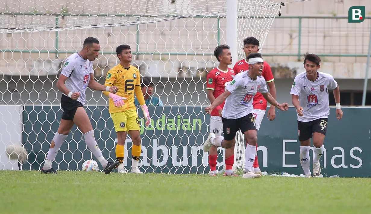 <p>Pemain Malut United, Frets Butuan (kedua kanan) melakukan selebrasi setelah mencetak gol penyeimbang 2-2 ke gawang FC Bekasi City pada laga ketiga Grup Y babak 12 besar Pegadaian Liga 2 2023/2024 di Stadion Singaperbangsa, Karawang, Kamis (18/1/2024). (Bola.com/M Iqbal Ichsan)</p>