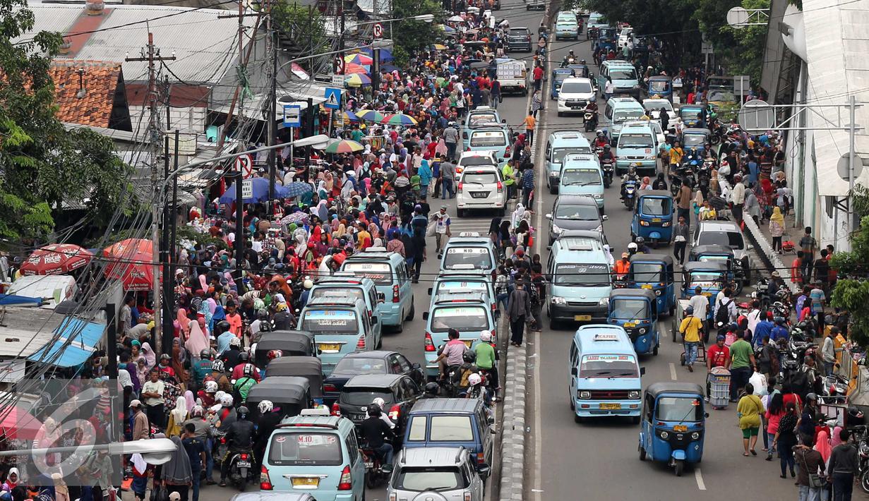 Suasana kemacetan lalu lintas di kawasan Tanah Abang, Jakarta, Senin (27/6). H-9 menjelang Idul Fitri 1437 H, Pusat perbelanjaan Tanah Abang semakin dipadati pengunjung yang ingin membeli kebutuhan lebaran terutama pakaian. (Liputan6.com/Gempur M Surya)