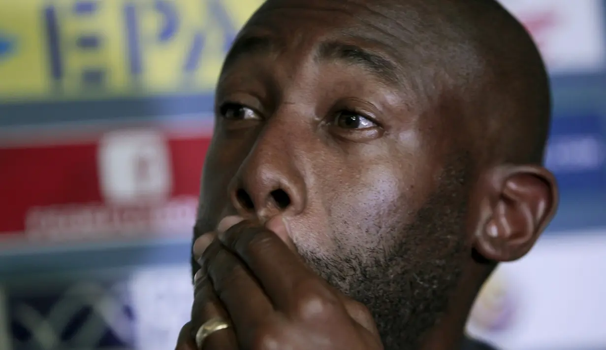 Pelatih timnas Kosta Rika, Paulo Wanchope saat konferensi pers di kota Belen de Heredia,12 Agustus 2015. Wanchope mengundurkan diri usai terlibat baku hantam saat kualifikasi Olimpiade melawan Panama. (REUTERS/Juan Carlos Ulate)