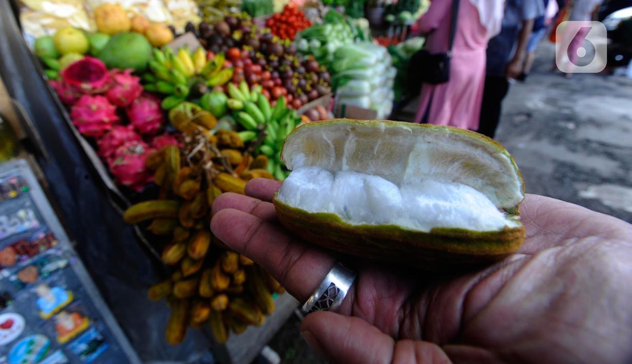 Tekstur daging buahnya juga mirip seperti kapas yang halus lembut. Di dalamnya terdapat biji yang cukup besar, sehingga harus hati-hati ketika menikmatinya. (merdeka.com/Arie Basuki)