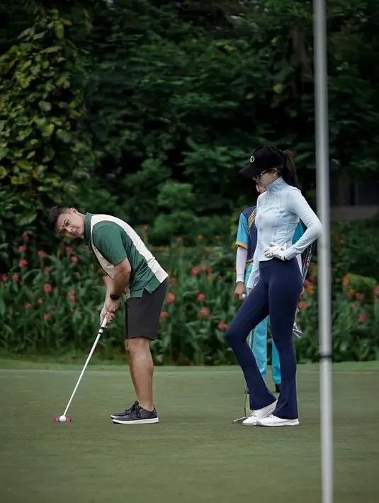 Pilih bahan yang ringan dan breathable agar tetap nyaman meski beraktivitas di bawah matahari. Lengkapi dengan sepatu dan topi golf yang sesuai untuk menunjang kenyamanan di lapangan.