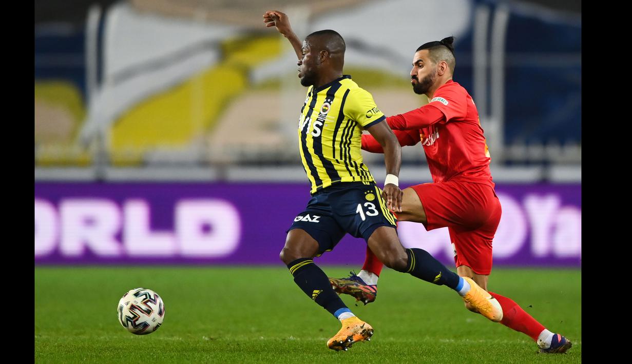 Pemain Fenerbahce, Enner Valencia (kiri) berusaha melewati pemain Kaysersispor, Aziz Behich dalam lanjutan Turkish Super League di Istanbul, Senin (25/1/2021). (Foto: AFP/Ozan Kose)