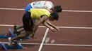 Aksi Sakhatov Miran atlet cabang para atletik asal Uzbekistan didampingi pemandunya di nomor lari 400 meter putra klasifikasi T11 pada Asian Para Games 2018, di Stadion Utama Gelora Bung Karno Jakarta, Kamis(11/10/2018).  (Bola.com/Peksi Cahyo)