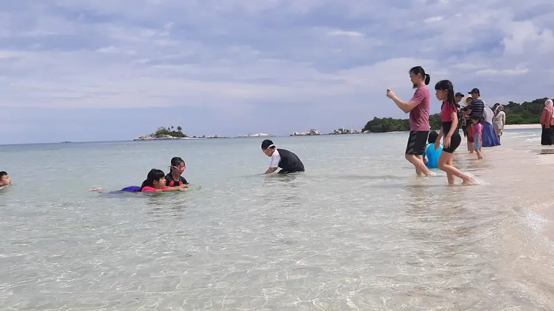 Sejumlah wisatawan menikmati liburan di Pulau Pasir alias Pulau Gusong di Belitung sebelum air pasang menyembunyikan keberadaannya